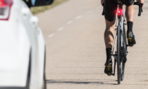 Travolge due ciclisti con l'auto a Castiglione delle Stiviere, ferito gravissimo via in eliambulanza