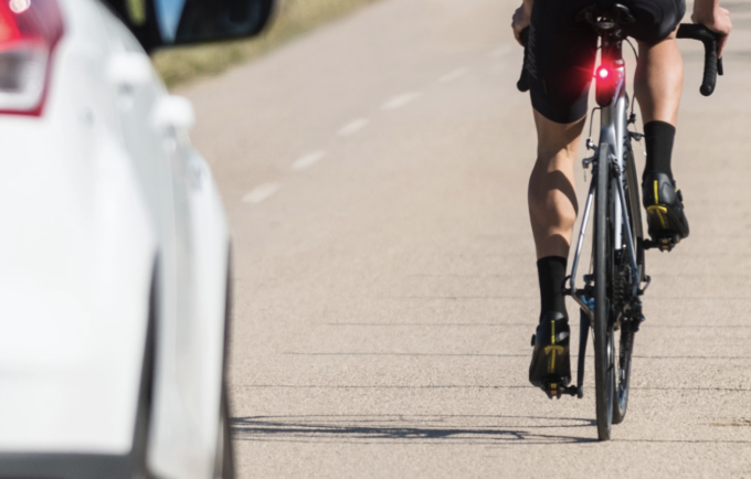 Travolge due ciclisti con l’auto a Castiglione delle Stiviere, ferito gravissimo via in eliambulanza