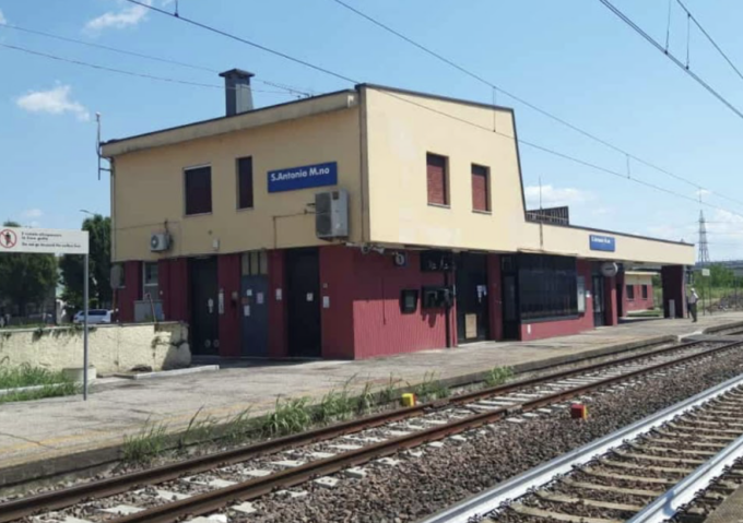 Minacciano tre 17enni sul treno e li derubano, rapinatori bloccati a Porto Mantovano