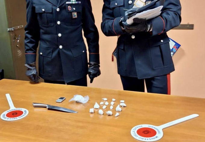Minaccia di morte la moglie e la figlia 13enne con un coltello, spacciatore 34enne arrestato a Ostiglia