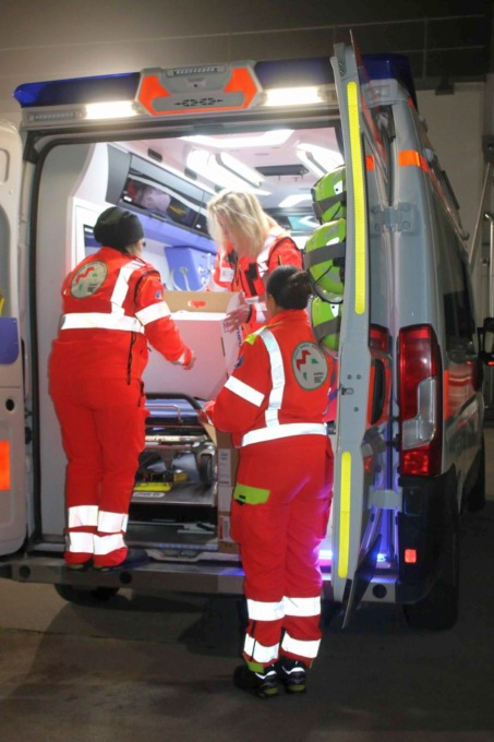 Il personale sanitario mentre movimenta la strumentazione donata all'ospedale Destra Secchia