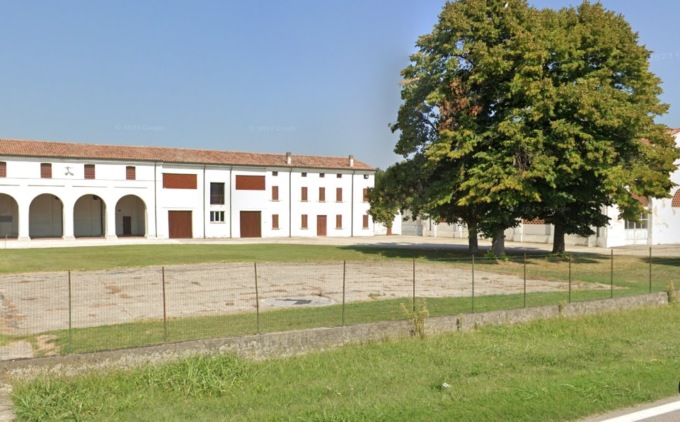 Trattore ingolfato: lavoratore si taglia una mano mentre prova a sbloccarlo
