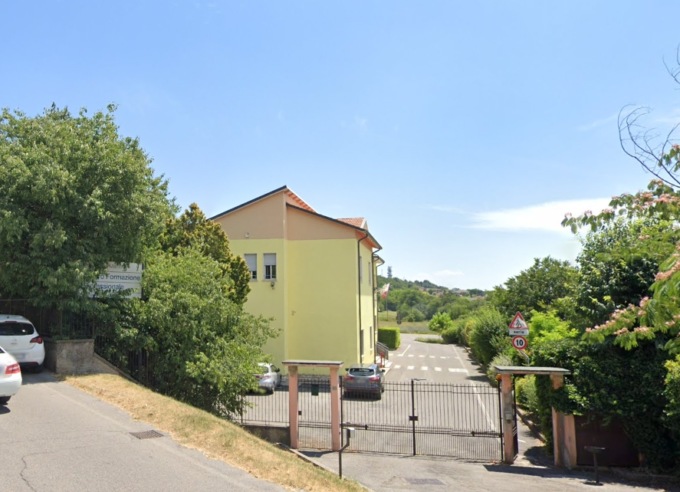 Forzano la porta tagliafuoco della scuola e rubano le monetine dalla macchina del caffè
