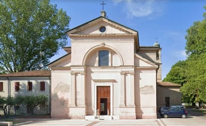 Va a fare l’elemosina in canonica ma poi ruba il portafoglio al parroco