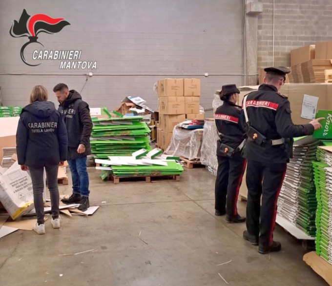 Controlli dei carabinieri in un'azienda (foto di repertorio)