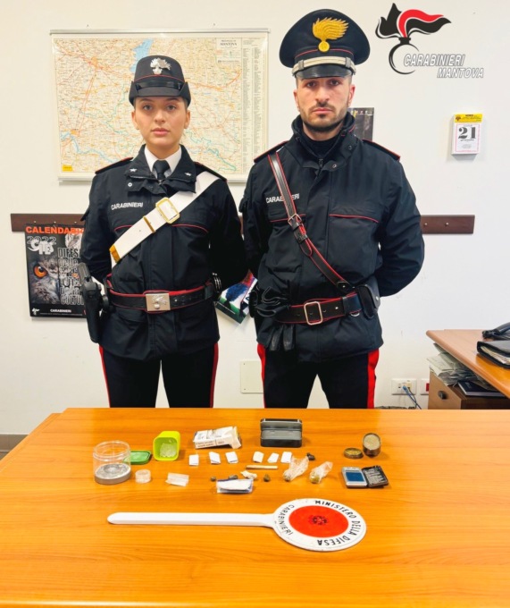 Gli stupefacenti trovati dai carabinieri in casa del 23enne di Borgo Virgilio