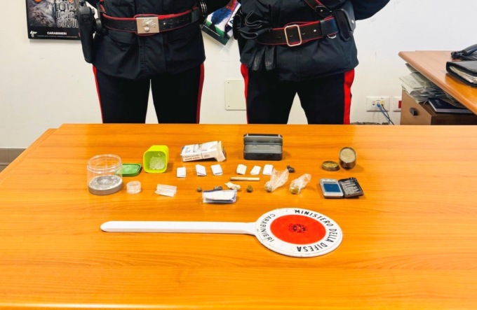 Market degli stupefacenti con ketamina e hashish in casa: in arresto un 23enne