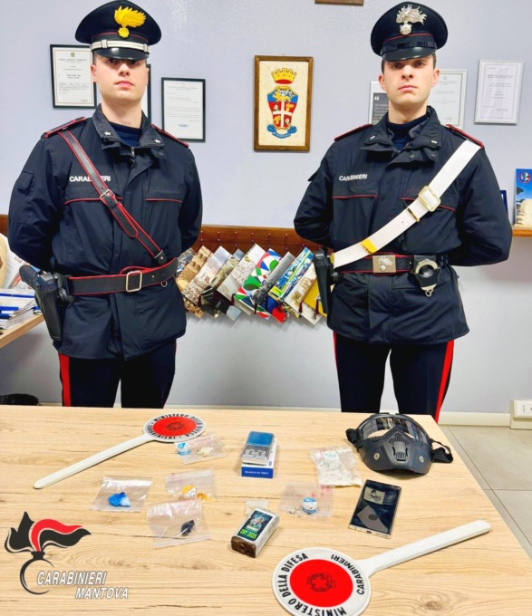 I carabinieri della stazione di Marcaria con lo stupefacente rinvenuto e sequestrato a Gazzuolo