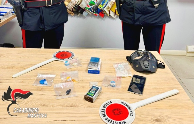 Andirivieni continuo dall’abitazione, i Cc trovano gli stupefacenti e scatta l’arresto