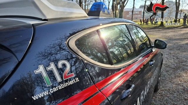 Aggredisce i carabinieri dopo la lite nel bar, scatta l’arresto per un 25enne