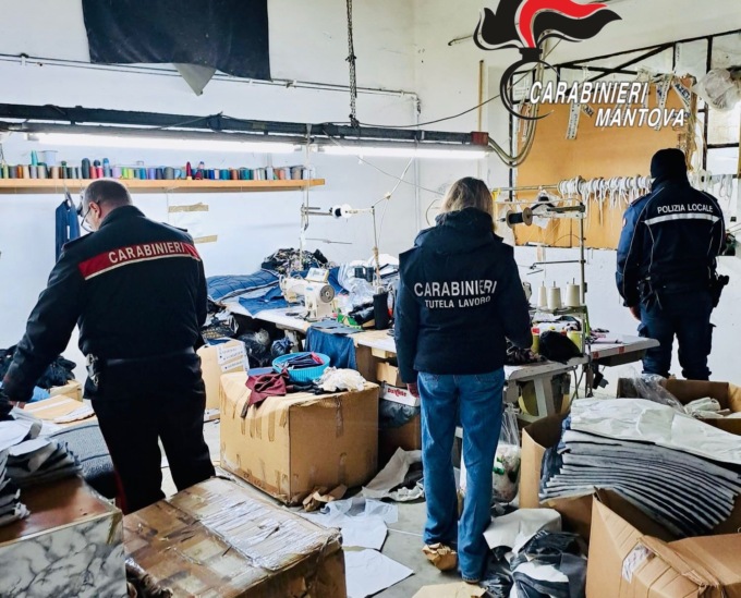 Condizioni disumane in un laboratorio tessile di Goito: dipendenti sfruttati, bimbi abbandonati negli alloggi fatiscenti