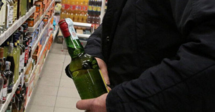 Sorpresi a rubare al supermarket abbandonano la merce e scappano. Identificati e denunciati