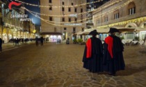 Il centro di Mantova pattugliato a piedi dai Carabinieri in grande uniforme