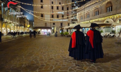 Il centro di Mantova pattugliato a piedi dai Carabinieri in grande uniforme