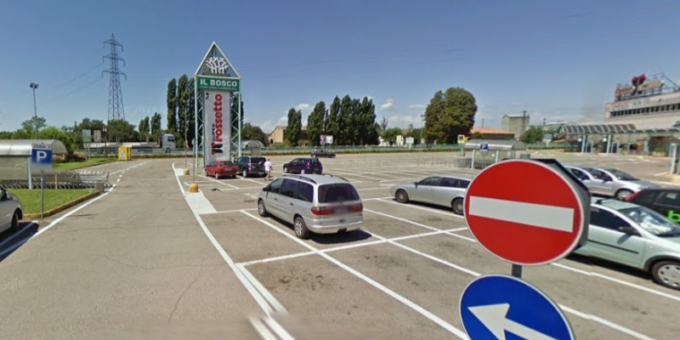 Furto al centro commerciale, inganna una 77enne e poi scappa con la borsa