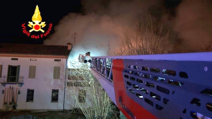 L'autoscala dei vigili del fuoco al lavoro per domare le fiamme