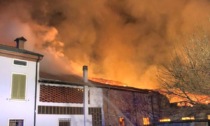 Devastante incendio nel fienile: salva la casa ma il cane non riesce a uscirne vivo