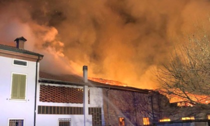 Devastante incendio nel fienile: salva la casa ma il cane non riesce a uscirne vivo