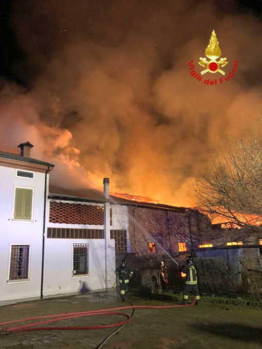 Devastante incendio nel fienile: salva la casa ma il cane non riesce a uscirne vivo