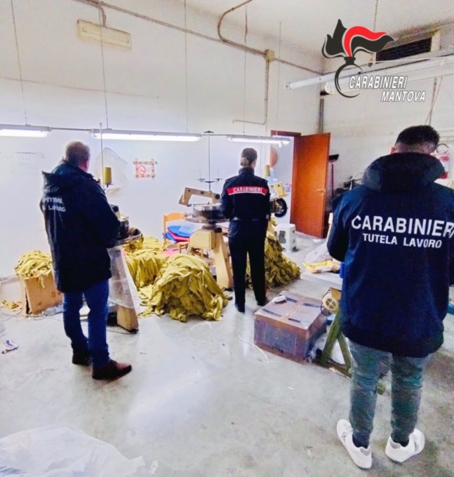 I carabinieri durante l'operazione di controllo nel laboratorio tessile di Schivenoglia