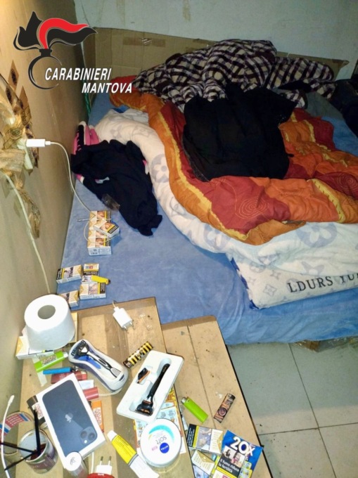 Come schiavi nel laboratorio tessile: lavoravano e dormivano nello stesso posto (fatiscente)