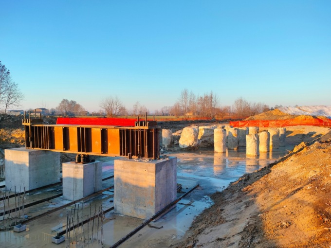 Demolizioni e ricostruzioni: il cantiere del raddoppio ferroviario alle porte di Mantova