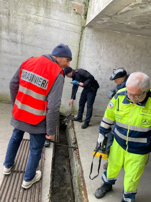 Le ricerche dell'arma all'ingresso dei garage dove è avvenuto il delitto