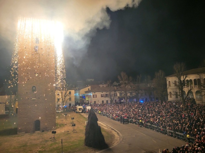 Cinquemila persone e tanto spettacolo: successo per il rogo della befana a Revere