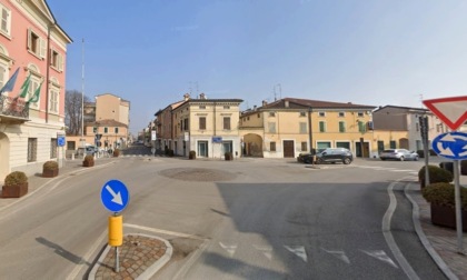 Si allontana un istante per prendere brioche e cappuccino al bar e le rubano la borsetta