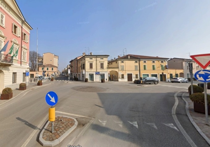 Si allontana un istante per prendere brioche e cappuccino al bar e le rubano la borsetta