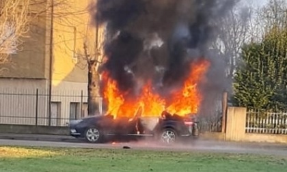 Dà fuoco all'auto della moglie (e si ustiona al volto): arrestato un 36enne