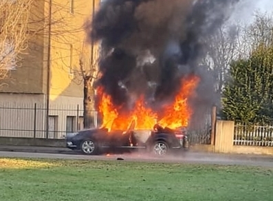 Dà fuoco all’auto della moglie (e si ustiona al volto): arrestato un 36enne