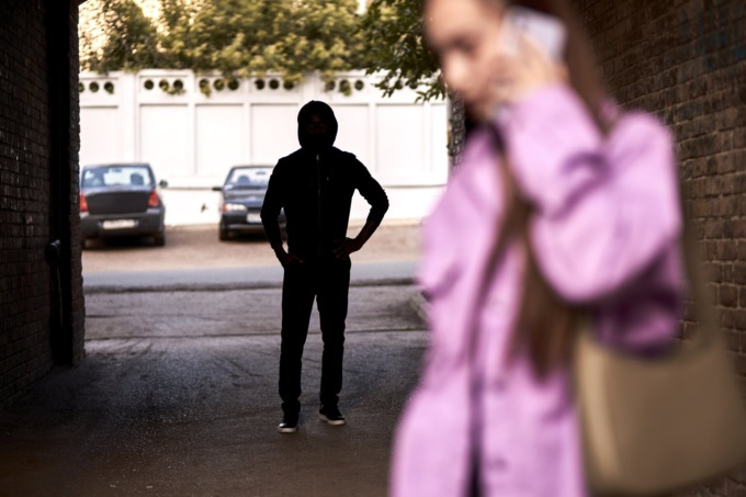 Viola le misure restrittive e si avvicina al luogo di lavoro della ex, 38enne nei guai a Viadana