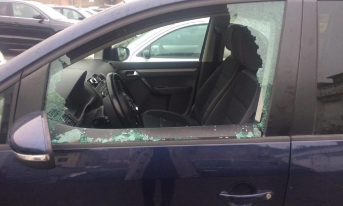 Distrugge per vendetta i vetri dell’auto di un 37enne: “Ha cercato di investire il mio cane”