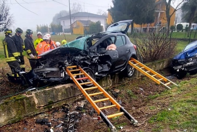 Scontro frontale fra due auto a Curtatone, 5 persone ferite