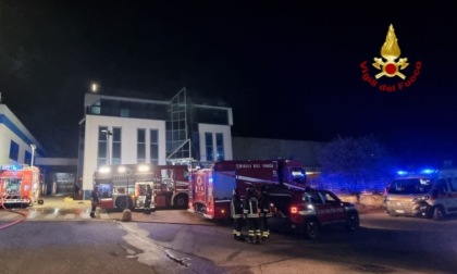 Incendio alla Piscine Castiglione, paura per un piano interrato invaso dal fumo