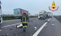 Incidente in A22: schianto tra tre mezzi pesanti, lunghe code sul posto