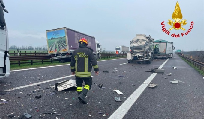 Incidente in A22: schianto tra tre mezzi pesanti, lunghe code sul posto