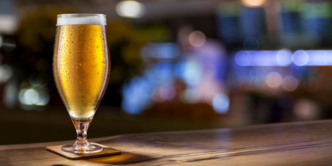Viola gli arresti domiciliari per potersi bere una birra al bar, 25enne finisce nei guai