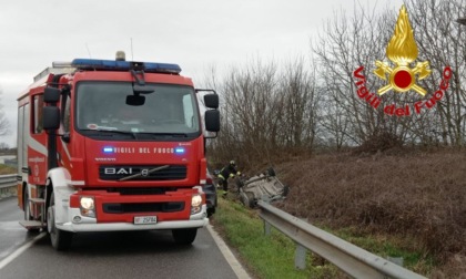 Si ribalta con l'auto in un fossato, 38enne soccorsa e portata in ospedale