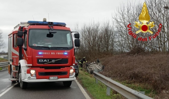 Si ribalta con l’auto in un fossato, 38enne soccorsa e portata in ospedale