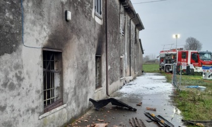 Casolare devastato dalle fiamme a Volta Mantovana, evacuati due fratelli