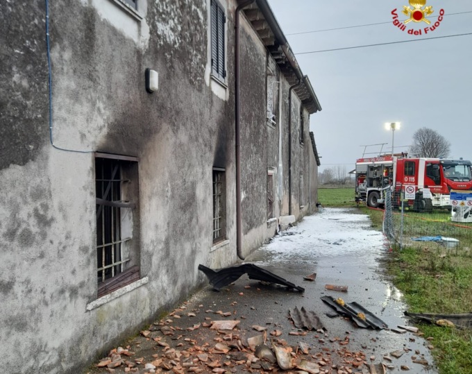 Casolare devastato dalle fiamme a Volta Mantovana, evacuati due fratelli