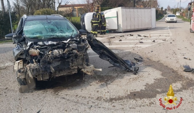 Incidente a Roverbella, furgone si ribalta dopo lo scontro con un’auto: due feriti