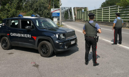 Gira con un pistola in auto: i carabinieri se ne accorgono e lui li aggredisce