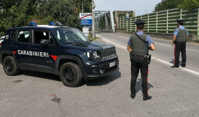 Gira con un pistola in auto: i carabinieri se ne accorgono e lui li aggredisce