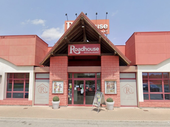 Pastore tedesco azzanna la cameriera del Roadhouse di Mantova e il padrone 73enne scappa via