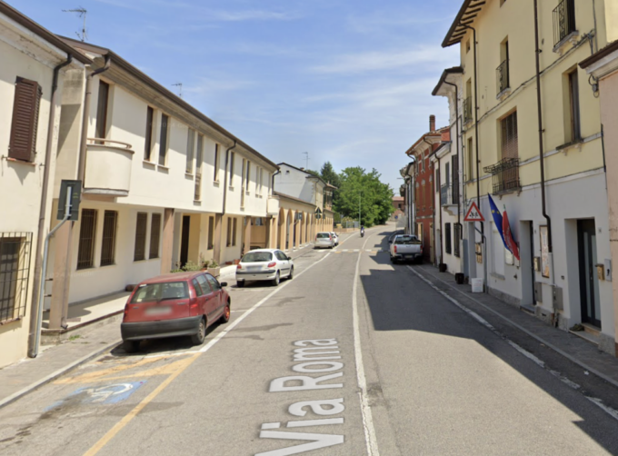 Buca gli pneumatici delle auto parcheggiate, 47enne nei guai a Borgoforte