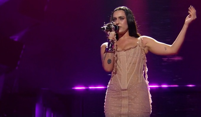 Sanremo 2025, Gaia canta “Chiamo io Chiami tu” e posta il suo cellulare per i fan: “Chiamatemi”