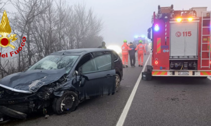 Scontro frontale fra due auto, soccorse 3 persone rimaste ferite nell'impatto